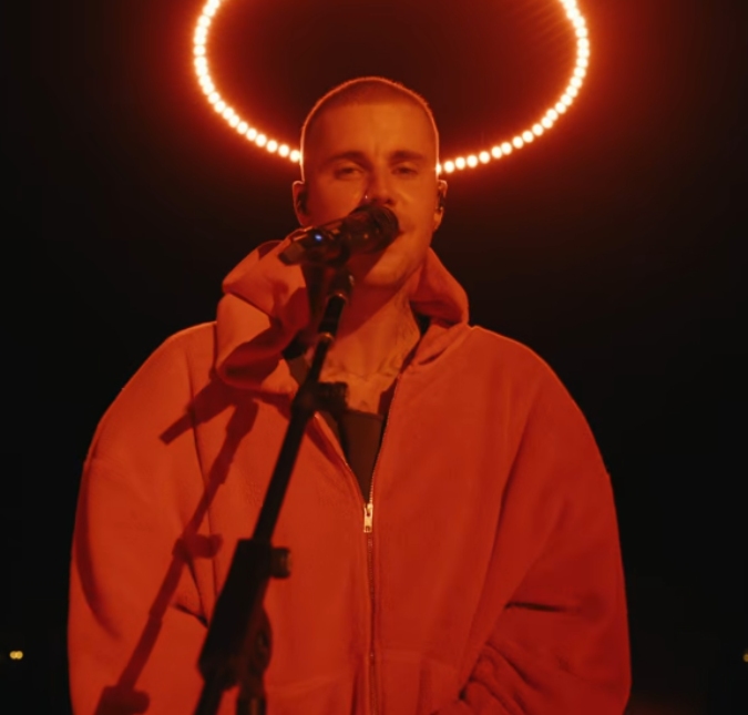 Justin Bieber usa colar em homenagem ao filho durante <i>show</i> no <i>Coachella 2026</i>