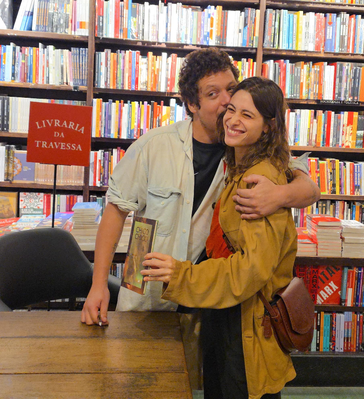 Filho de Cássia Eller, Chico Chico protagoniza momento fofo com a namorada, Luisa Arraes, em lançamento de livro