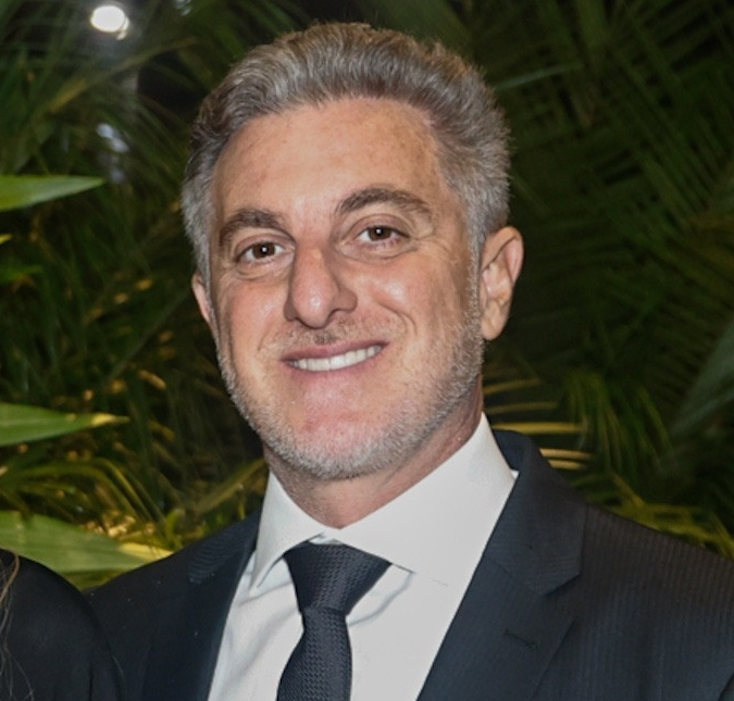 Luciano Huck posta fotos no <i>SBT</i> e faz agradecimento à família Abravanel