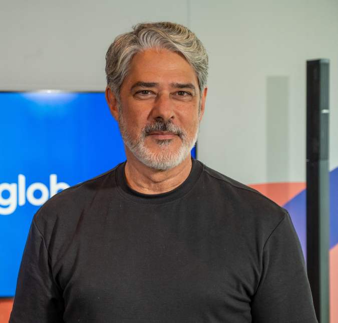 William Bonner surge cheio de prêmios do <i>Troféu Imprensa</i> e brinca: <i>Buscar uns troféus</i>