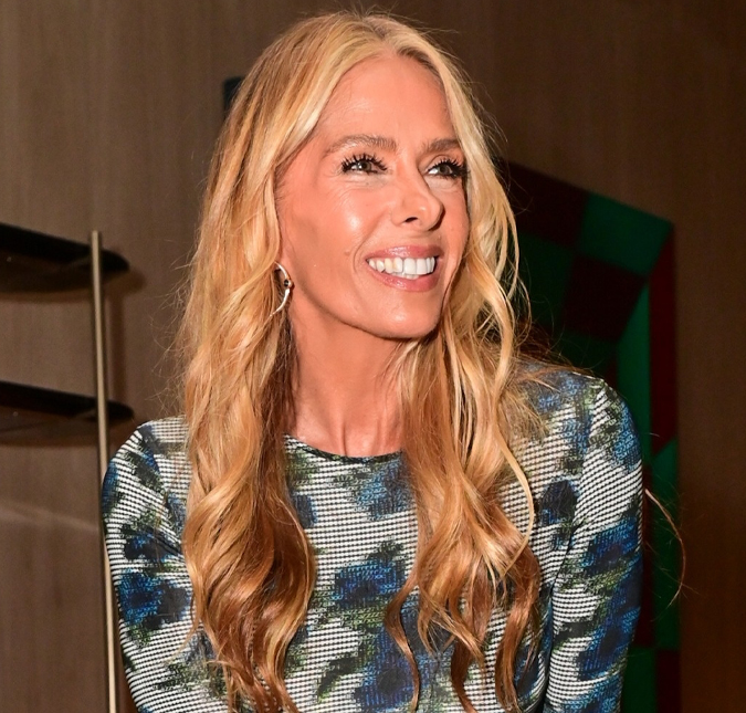 Adriane Galisteu celebra 53 anos de idade com ensaio ao lado do marido e do filho