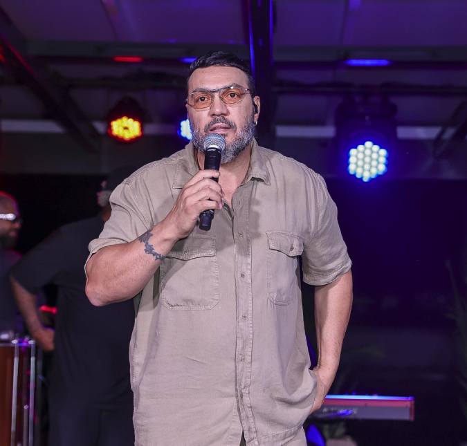 Belo exibe cena de beijo entre ele e Viviane Araujo em <i>Três Graças</i> no telão durante <i>show</i>