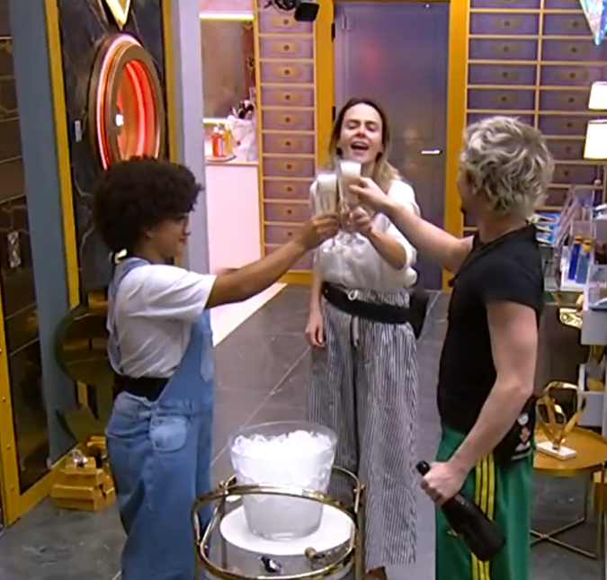 Finalistas do <i>BBB26</i> brindam à final após visita especial de Tadeu Schmidt; confira a madrugada