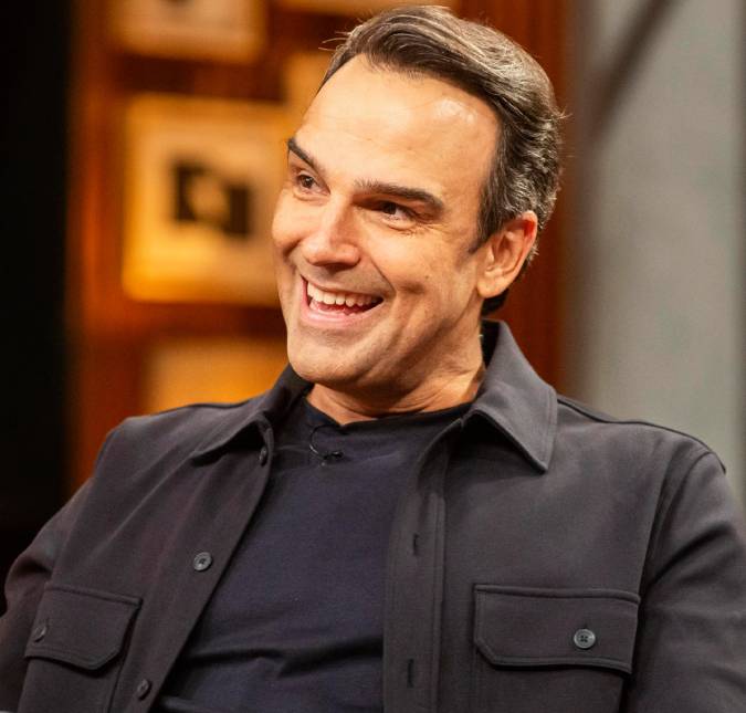 Filha de Tadeu Schmidt resgata foto de infância para prestar homenagem carinhosa ao pai