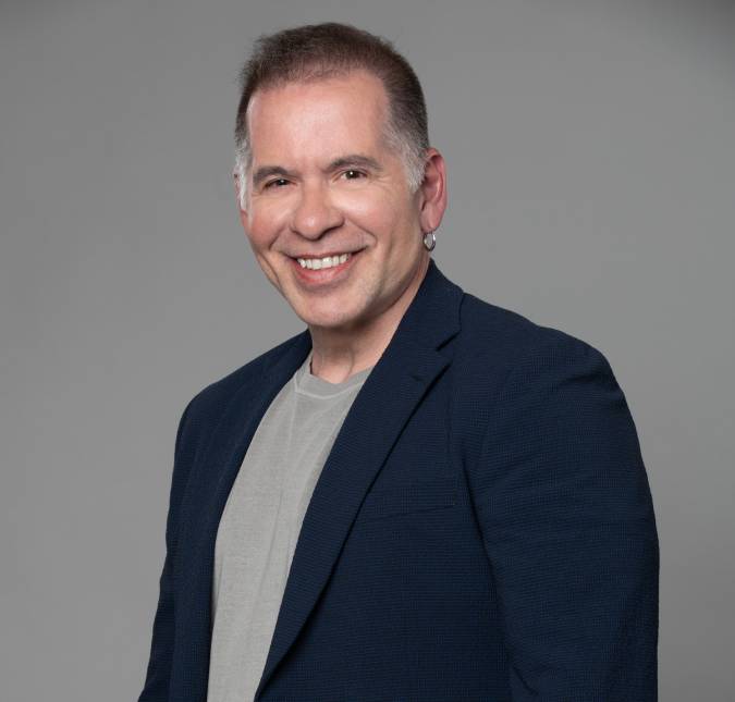 Leandro Hassum fala sobre desafio de apresentar novo <i>reality</i> da <i>Record</i>: <i>Amo trabalhar pra galera do sofá</i>