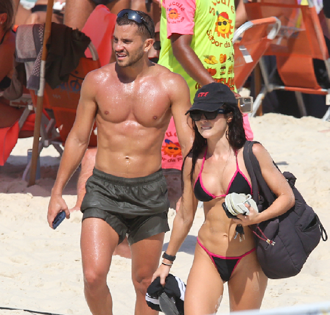 Jade Picon e André Lamoglia curtem dia de sol na praia e se exercitam juntos