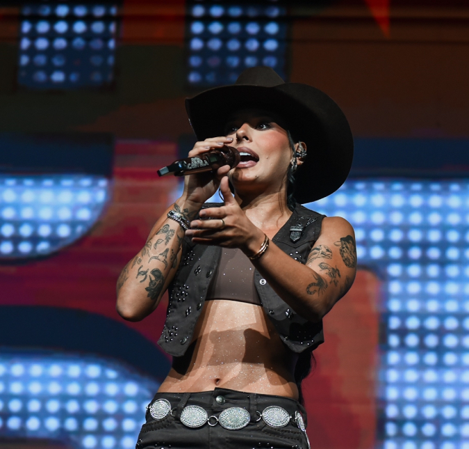 Ana Castela movimenta redes sociais ao compartilhar tanquinho e chegada de prêmio