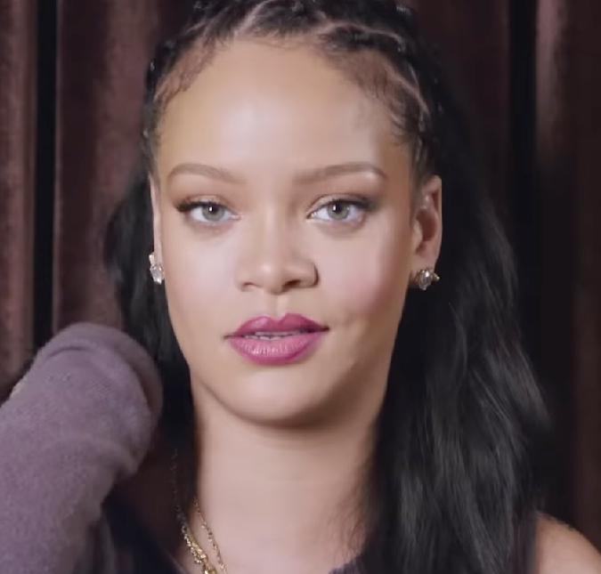 Rihanna chama atenção ao compartilhar ensaio ousado de biquíni