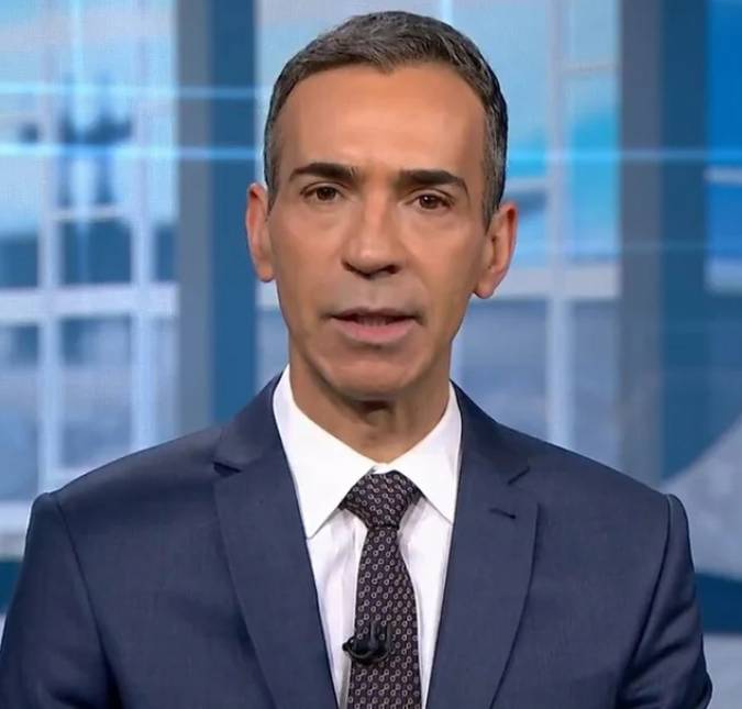 Mistério revelado! César Tralli mostra o que tem por trás da bancada do <i>Jornal Nacional</i>