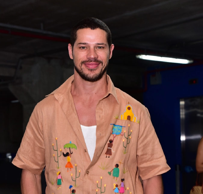 José Loreto se surpreende ao ver homem parecido com ele: <i> Separados pela maternidade</i>