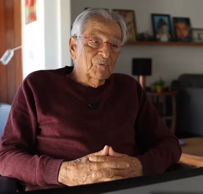 Fernando Gabeira é flagrado coçando partes íntimas ao vivo e repercute na <i>web</i>