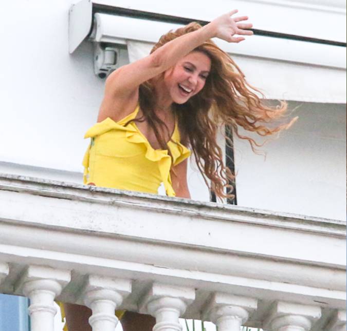 Prestes a se apresentar no Rio de Janeiro, Shakira acena para fãs em varanda de hotel