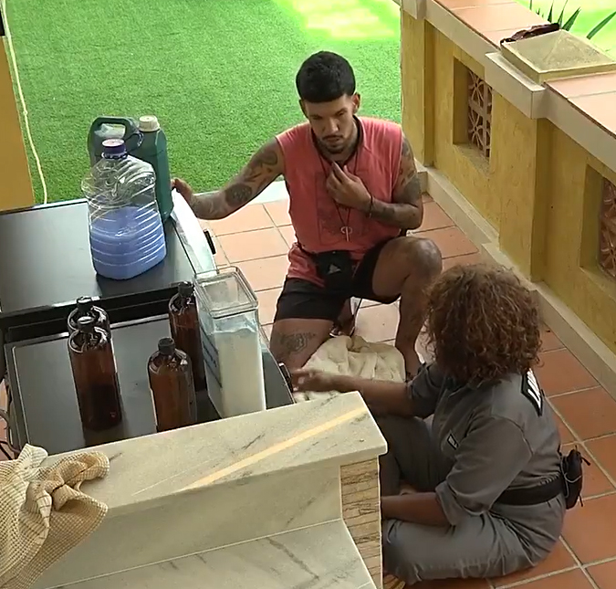 Acabou a paz! Sheila bate de frente e recusa ordens do patrão da semana, Luis Fellipe, na <i>Casa do Patrão</i>