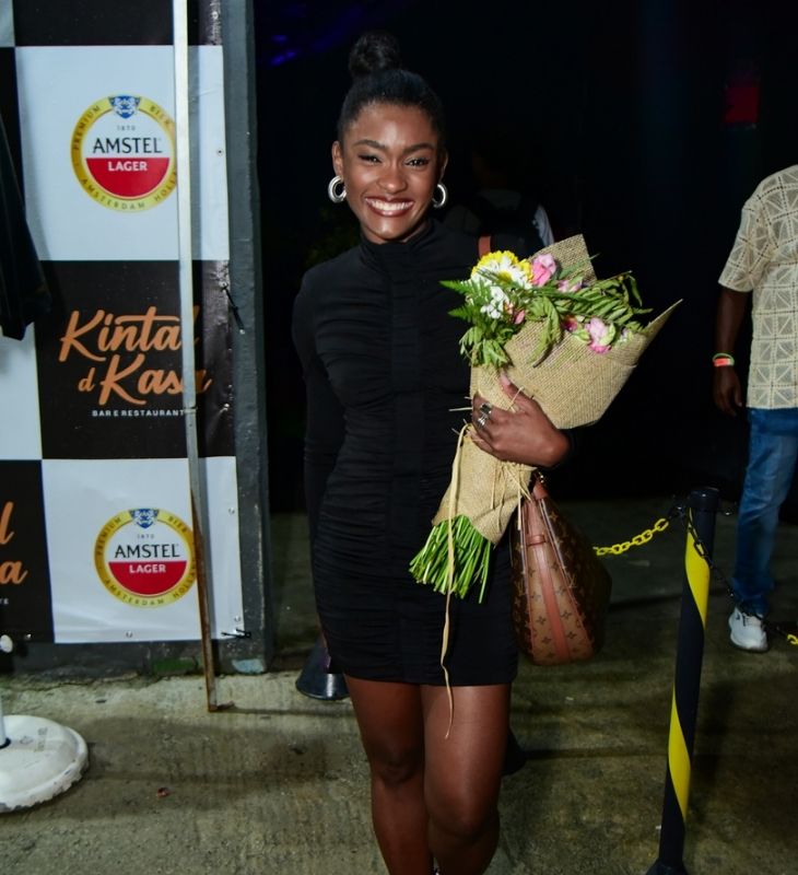 Após internação, Erika Januza curte festa com elenco de <i>A Nobreza do Amor</i>; saiba quem marcou presença