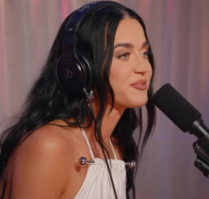 Katy Perry faz mistério ao posar com máscara escondendo o rosto no <i>Met Gala 2026</i>