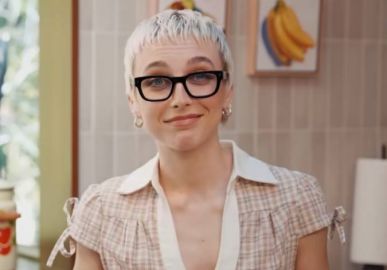 RT @Estrelando: Emma Chamberlain chama atenção com look para Met Gala 2026; Veja os detalhes da escadaria do evento
