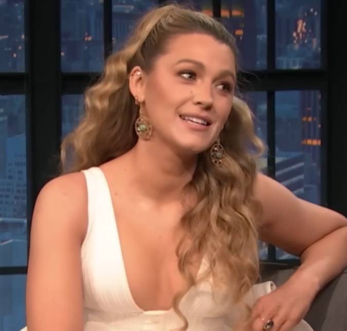 Blake Lively retorna em grande estilo ao <i>Met Gala 2026</i> com vestido de cauda de quatro metros
