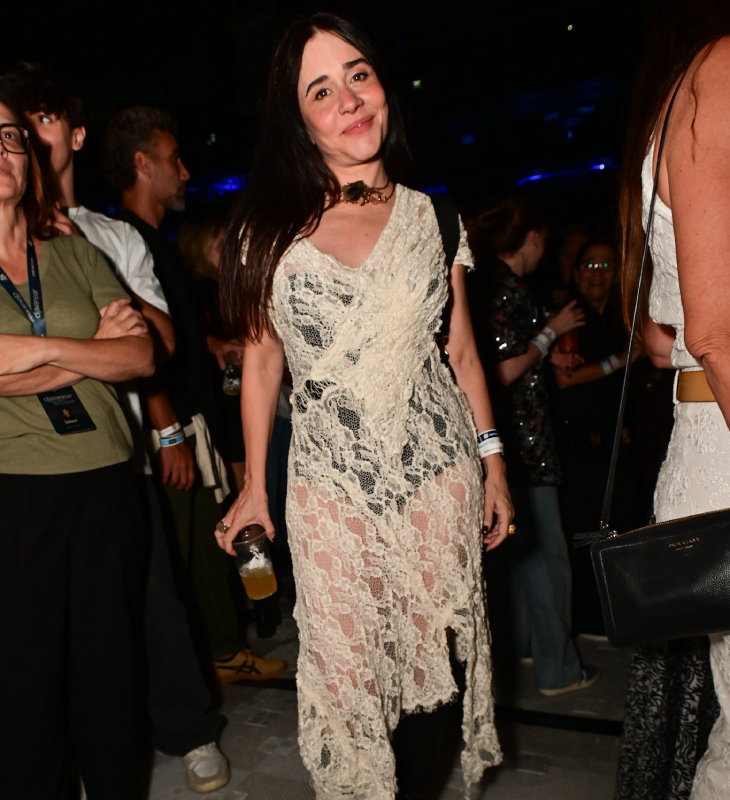 Com vestido de renda transparente, Alessandra Negrini rouba a cena em <i>show</i> de Djavan