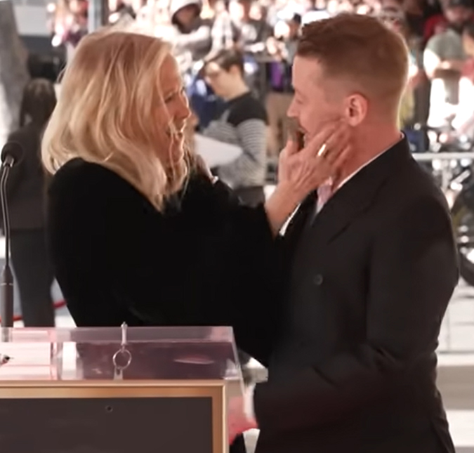 Macaulay Culkin afirma que gostaria de ter passado mais tempo com Catherine O'Hara, sua mãe na ficção