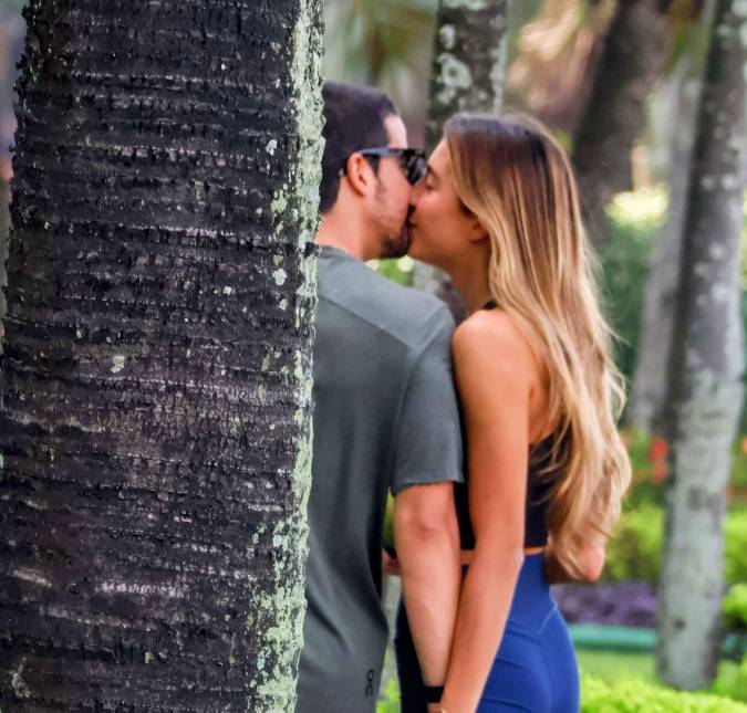 Novo romance? Enzo Celulari é flagrado aos beijos com jovem no Rio de Janeiro