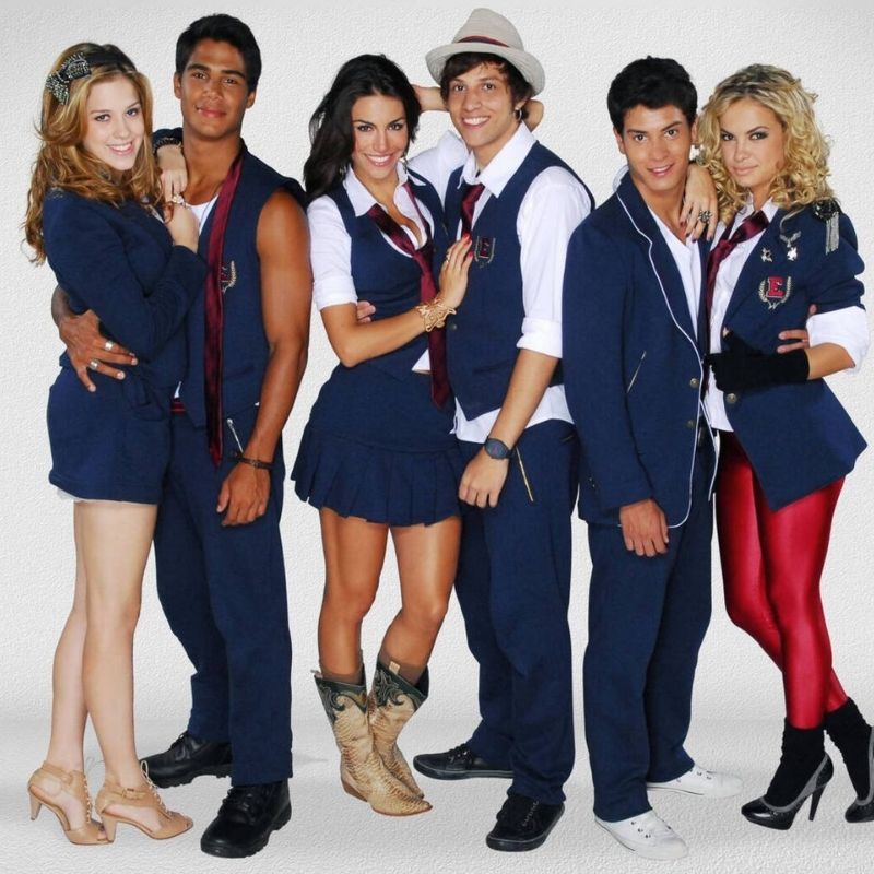 Lembra de Chay Suede como Tomás? Confira o antes e depois do elenco principal de <i>Rebelde Brasil</i>