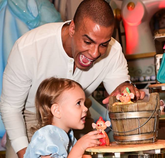 Thiago Oliveira faz festa de três anos de idade para a filha em <i>buffet</i> em São Paulo