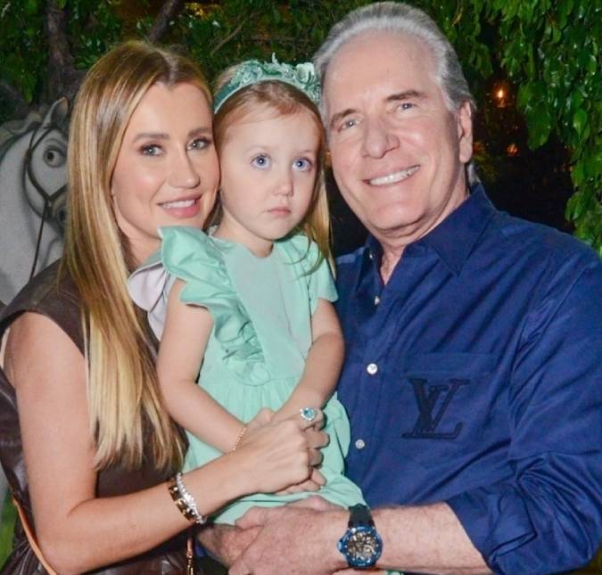 Após voltar de viagem, Roberto Justus é recebido pela filha com festa na temática da Copa do Mundo