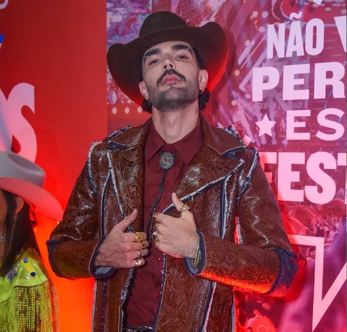 Luan Pereira emociona seguidores ao cumprir promessa de joelhos em Portugal