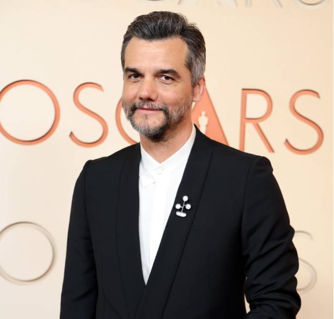 Wagner Moura aparece com novo visual durante gravações de filme em que contracenará com Kristen Stewart