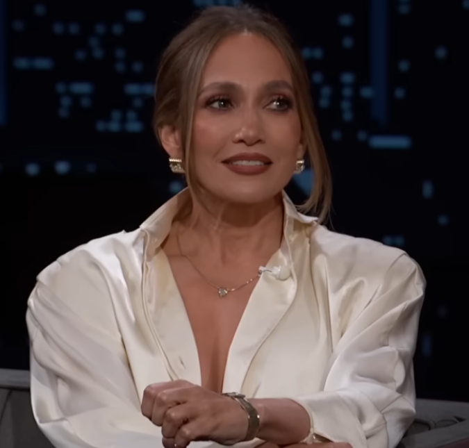 Jennifer Lopez comparece na formatura do Ensino Médio de um dos filhos gêmeos