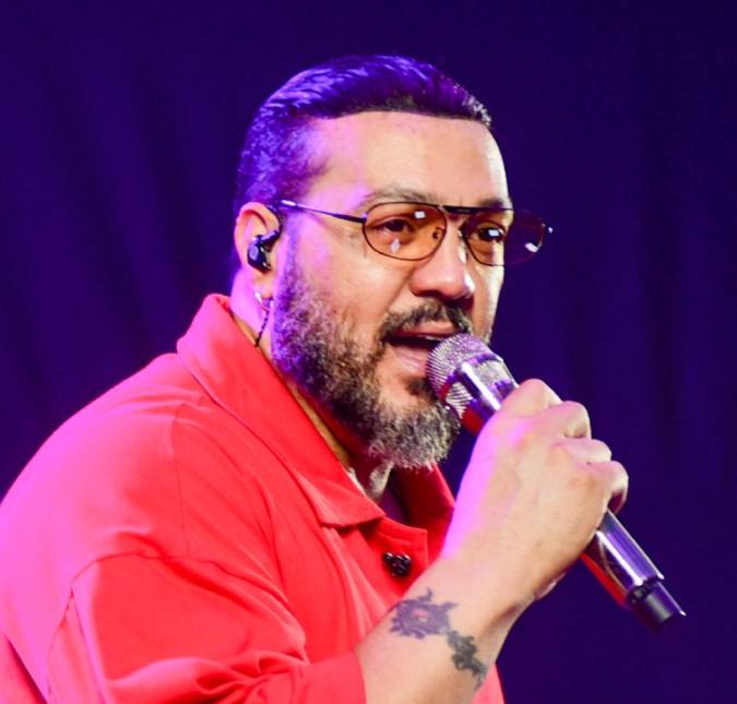 Belo brinca com polêmica do Hino Nacional durante <i>show</i> e diverte público