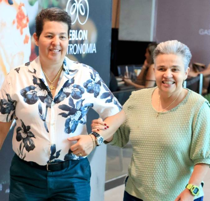 Claudia Rodrigues celebra 56 anos de idade e ganha declaração da noiva: <i>Meu grande amor</i>