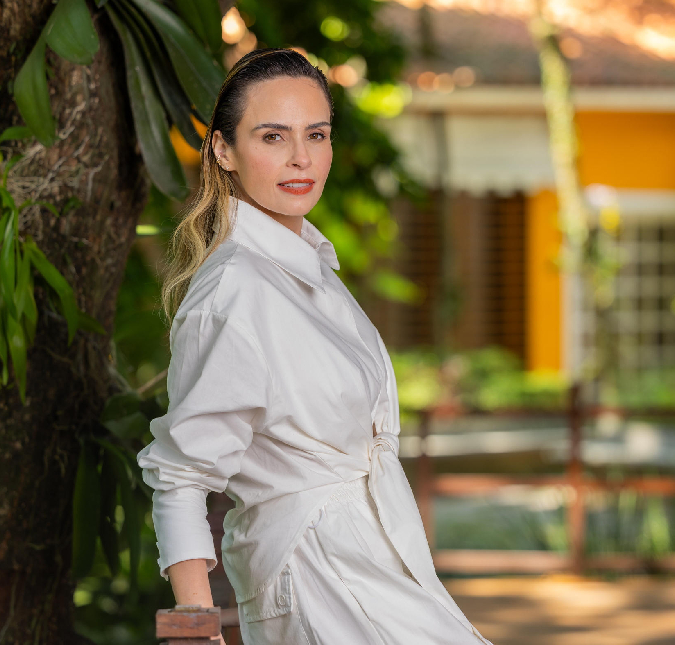 Ana Paula Renault chama atenção ao deixar as costas à mostra em <i>look</i> ousado