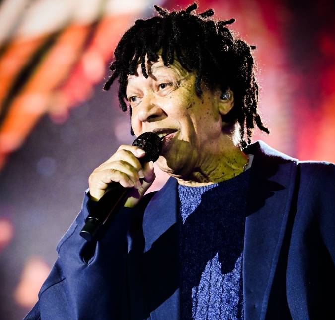 Você sabia que o Djavan já foi jogador de futebol? Confira os famosos que já tentaram a carreira no esporte