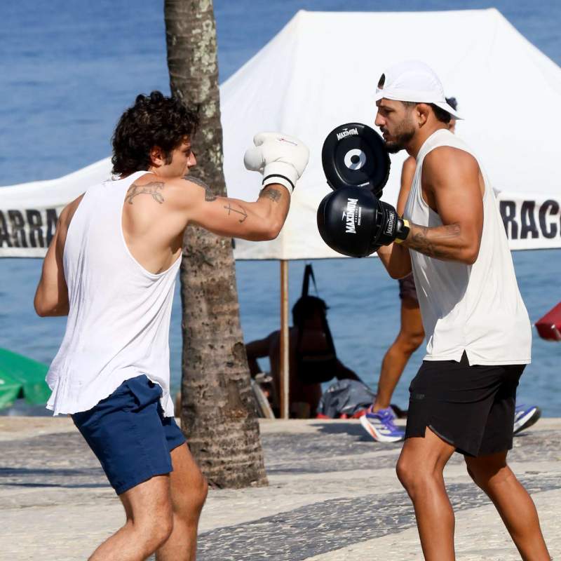 Chay Suede treina boxe em praia do Rio de Janeiro