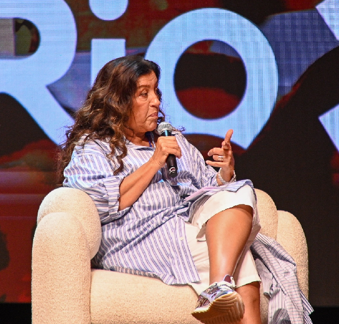 Regina Casé retorna aos palcos do teatro após ano marcado por morte e afastamento de amigos: <i>Fiquei bem baqueada</i>