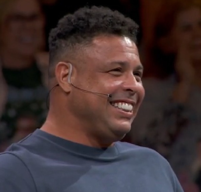 Ronaldo Fenômeno recebe homenagem e se emociona com surpresa da família no <I>Domingão</i>