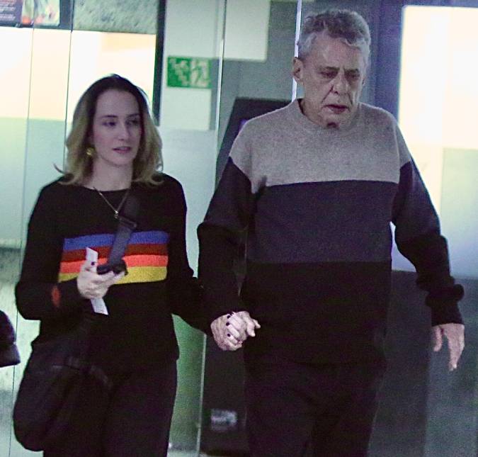 Discretos, Chico Buarque é flagrado em momento raro ao lado da esposa; confira!