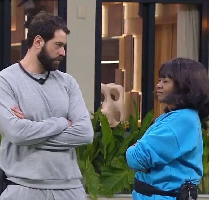 Sheila tenta abrir o olho de Jackson para fazê-lo jogar mais em <i>Casa do Patrão</i>