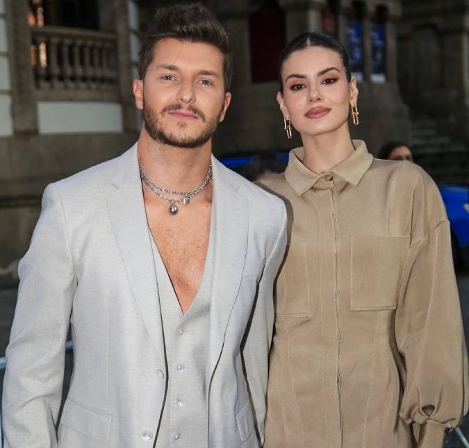 Em aniversário, Klebber Toledo posta foto de Camila Queiroz e da filha e declara: <i>A vida já me deu os melhores presentes</i>