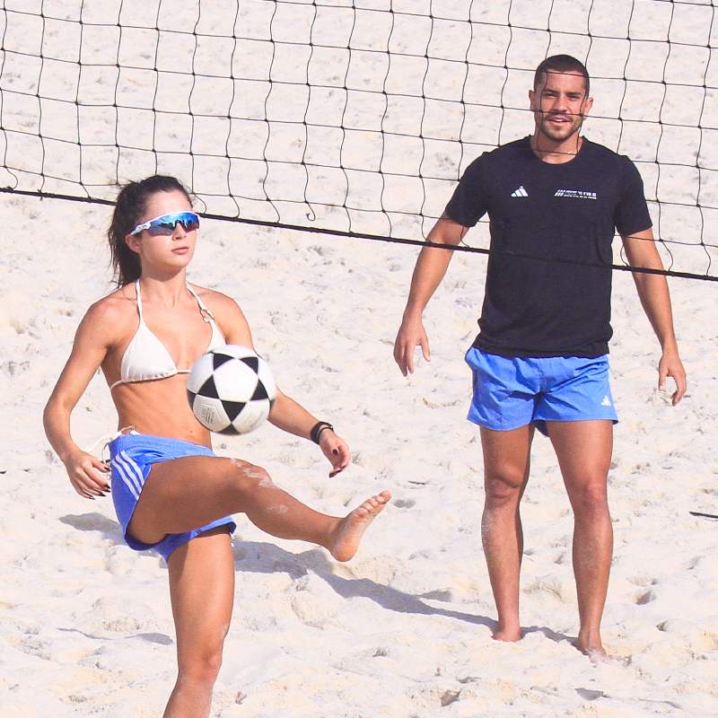 Jade Picon e André Lamoglia jogam futevôlei em praia do Rio de Janeiro