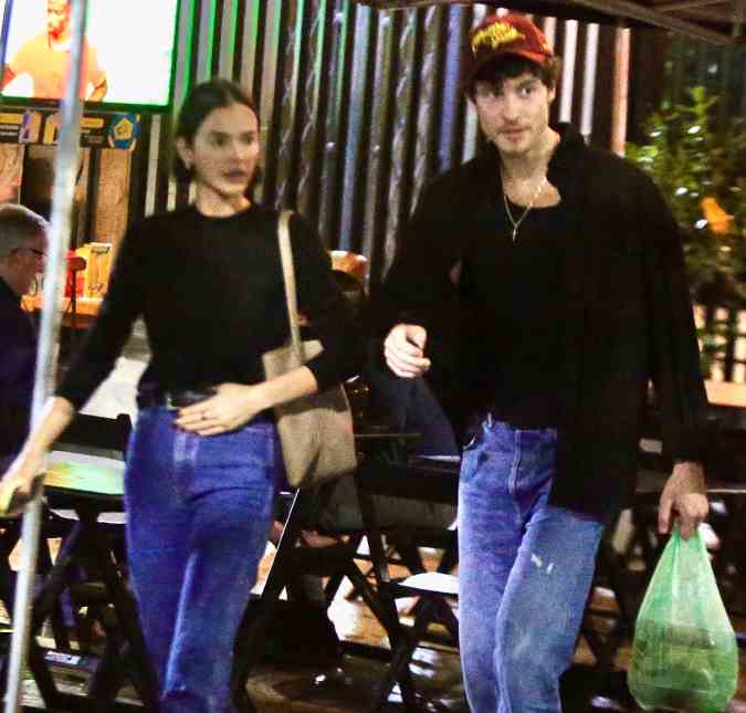 Bruna Marquezine e Shawn Mendes são vistos aos beijos em restaurante no Rio de Janeiro