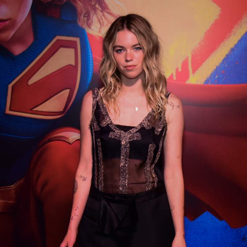 Milly Alcock distribui autógrafos em evento de divulgação de <i>Supergirl</i> no Rio de Janeiro