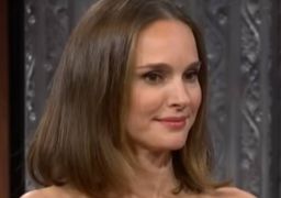 Grávida do terceiro filho, Natalie Portman exibe barrigão em passeio com namorado por Paris; veja clique