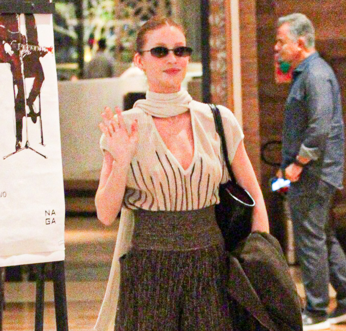 Marina Ruy Barbosa faz passeio no <i>shopping</i> com os pais e o noivo