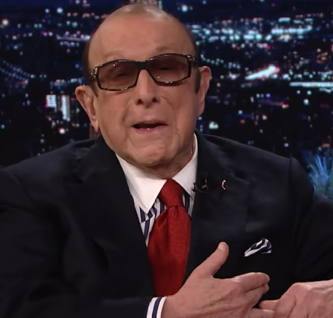 Clive Davis, executivo musical que trabalhou com Whitney Huston, morre aos 94 anos de idade