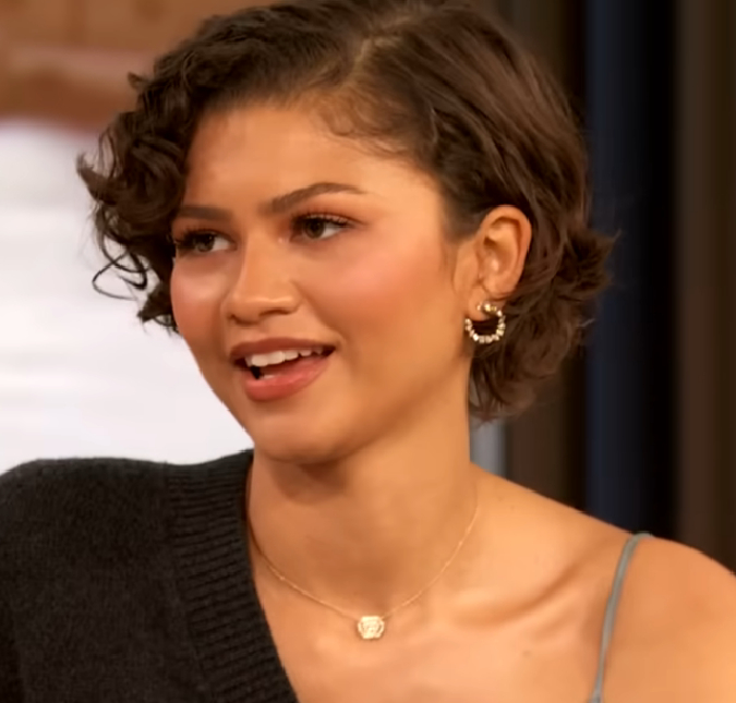 Zendaya surpreende com <i>look</i> repleto de joias e inspirado em <i>Homem Aranha</i>