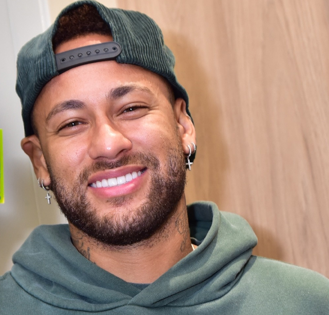Afilhada de Neymar Jr. rouba a cena durante jogo do Brasil: - <i>Meu dindo não vai jogar?</i>
