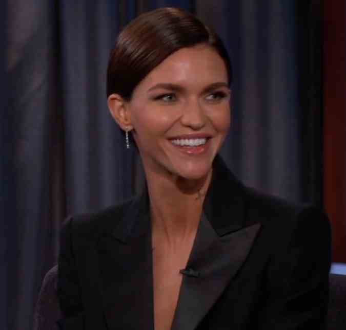 Ruby Rose quebra costela após cair na piscina; veja vídeo!