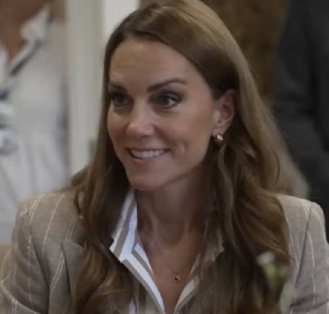 Kate Middleton aparece de mãos dadas com o irmão em vídeo inédito durante desafio beneficente